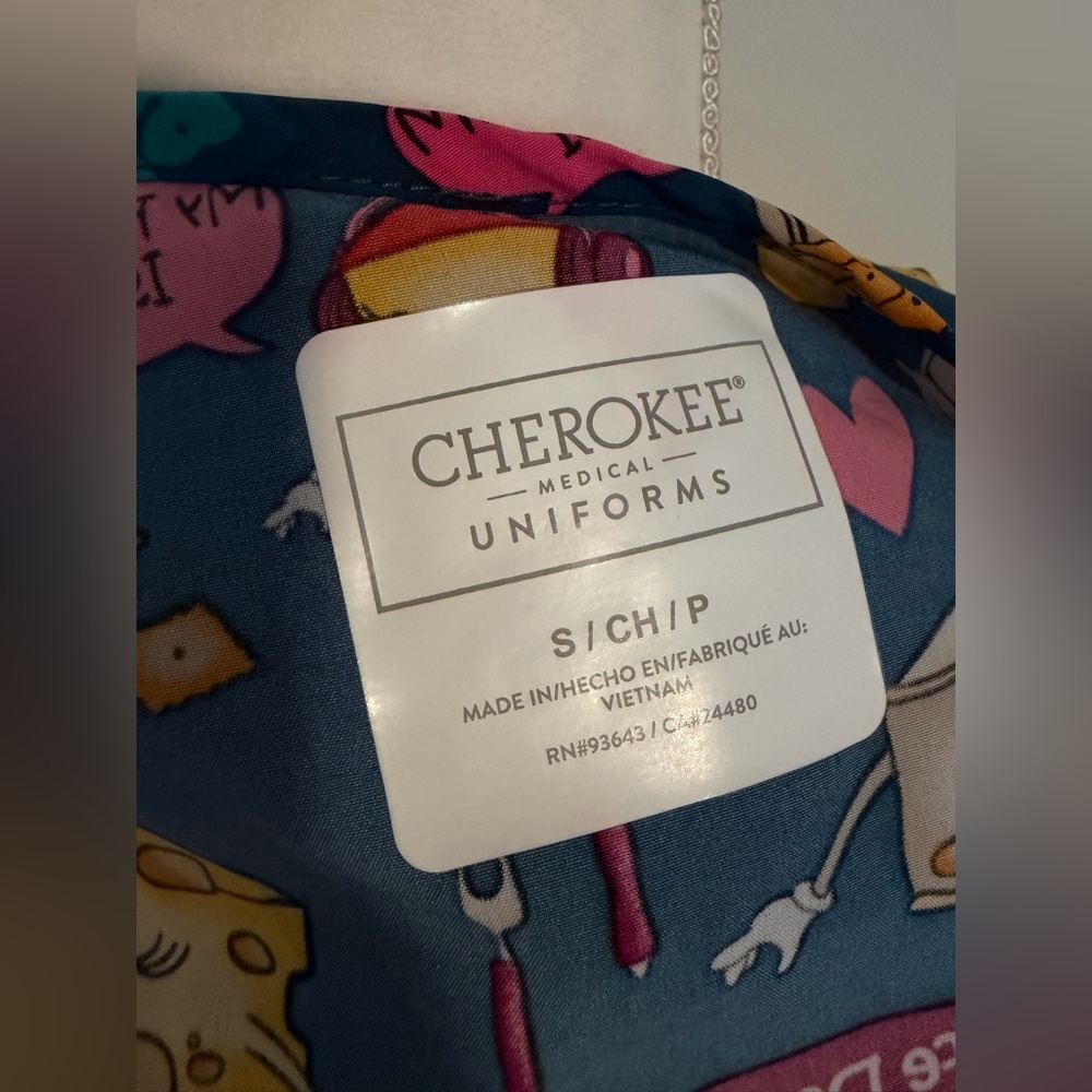Cherokee Cheese & Snack Print Nursing Medical Scrub Top Women’s Small - Picture 4 of 6